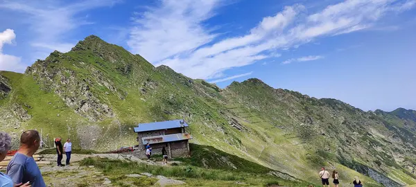 Turistler yaz mevsiminde dağın zirvesini ziyaret ederler