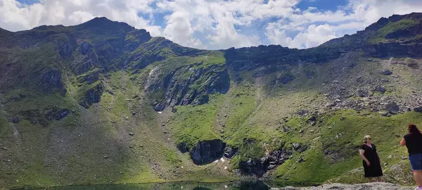Bir adam dağın tepesinde duruyor..