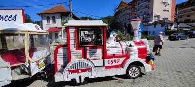 Beyaz ve kırmızı şaraplı eski model bir kamyonet.