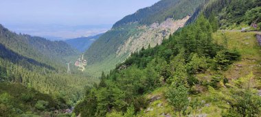 Dağlardaki güzel manzaranın havadan görünüşü