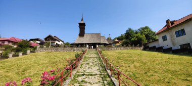 Dağlarda güzel bir köyü olan bir köyün tepesinden manzara