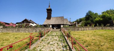 Köydeki eski kilisenin manzarası