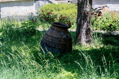 Parktaki eski paslı fıçı.