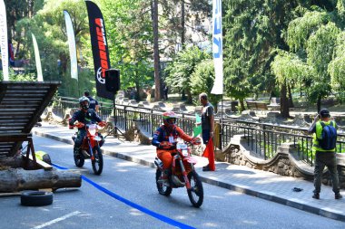 İstanbul, Türkiye - Ağustos 310, 2017: Bisikletçi İstanbul Boğazı 3 'te bisiklet yarışı düzenlendi.