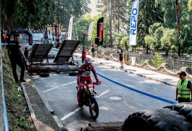 İstanbul, Türkiye - 10 Eylül, 2017: Çapraz motosikletli tanımlanamayan atlet İstanbul 30.bisiklet turu