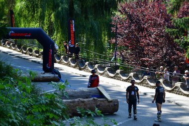 Parkta bisikletli insanlar var.