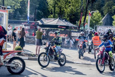 Parktaki motorcu grubu.