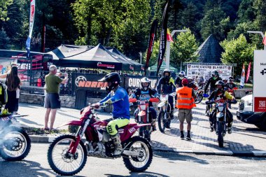 219 numara. 21 'e 21, Moskova, Rusya. Genç bir adam motosiklet sürüyor..