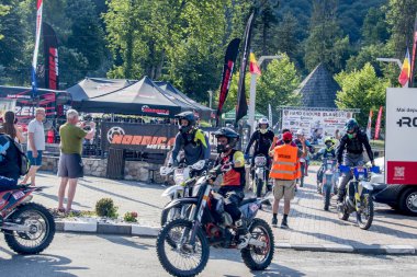 Yoldaki bisiklet sürüşü.