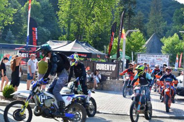 Yarış pistinde motosiklet yarışması