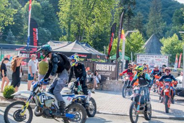 Motosikletli bir sürücü.