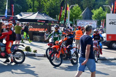 Ormandaki bir grup motorcu..