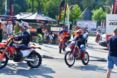 Parktaki yoldaki bir grup motosiklet.