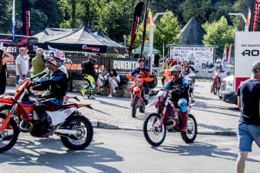 Motosiklet bir grup bisikletçidir.