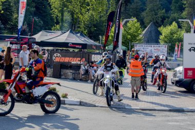 Yirmi dokuz. 0-6. 2018, Moskova, Rusya: yolda bir fincan bisikletli bisikletçi.