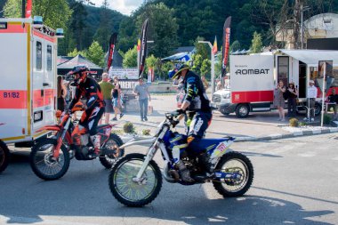 Motosikletli bir motosikletli.