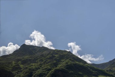 Yaz mevsiminde resimli dağ manzarası