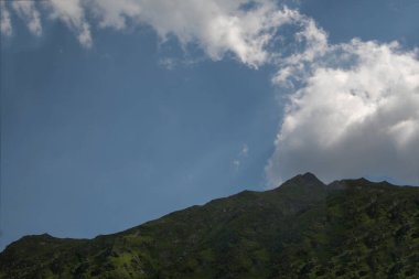 Dağları ve bulutları olan güzel bir manzara