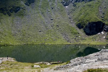 Göl ve dağlarla dolu güzel bir manzara.