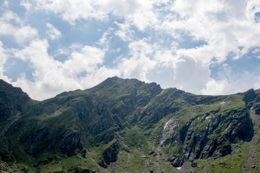 Güzel dağlar mavi gökyüzü, bulutlar