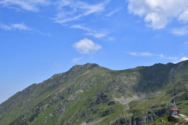 Mavi gökyüzü olan dağ zirveleri