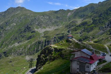 Güneşli bir günde İtalyan Alplerinin güzel manzarası