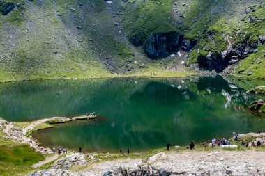 Gölü olan güzel dağ manzarası