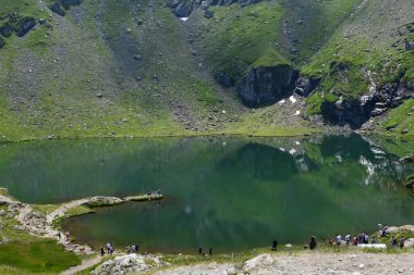 Dağlardaki güzel göl