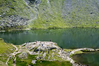 Su ve kayalarla dolu dağ gölü