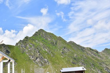 Yazın dağ manzarası.