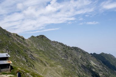 Sabahları dağların güzel manzarası