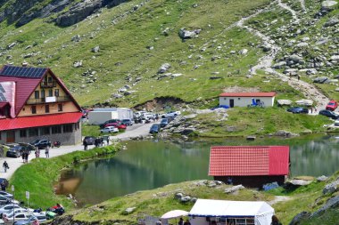 Dağ gölü manzarası