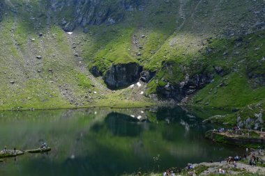 Dağlardaki dağ gölü