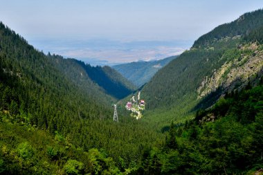 Dağlardaki köye bak.