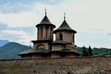 Kafkasların kuzeyindeki antik manastırın en güzel manzarasına sahip kutsal ruhun kilisesi.