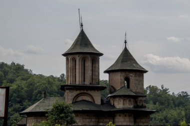 Kutsal Meryem Ana 'nın kilisesinin manzarası. Kutsal Meryem Ana Manastırı' nın köyünde.