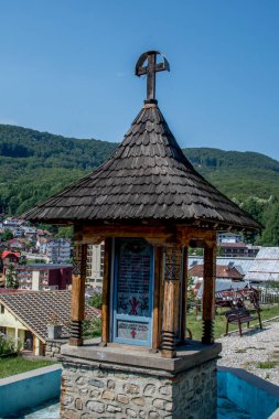 Dağlarda ahşap bir ev