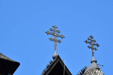 Kilisenin çatısında çapraz