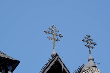 Kilise mavi gökyüzünün arka planında kesişiyor.
