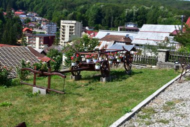 Dağlarda eski ahşap bir ev