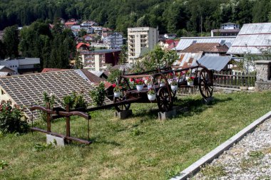 Dağlarda eski ahşap bir ev