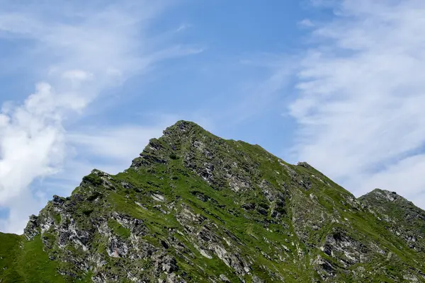 Güzel bir dağ manzarası