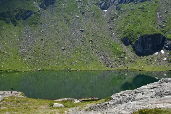 Göl ve dağlarla dolu güzel bir manzara.