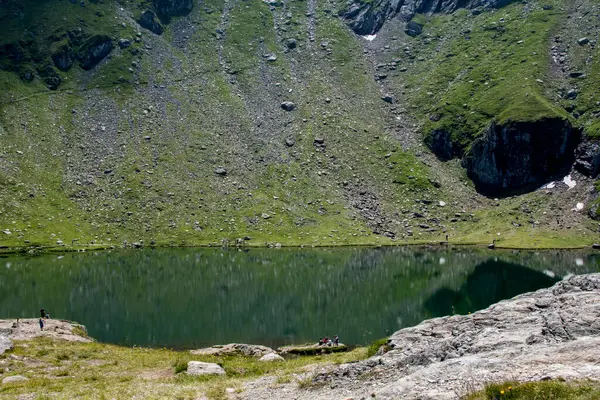 Göl ve dağlarla dolu güzel bir manzara.