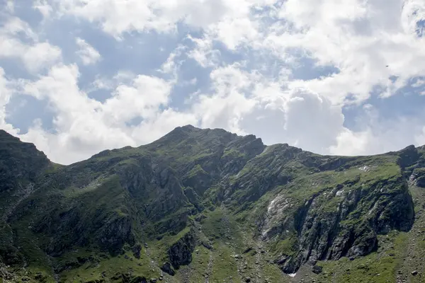 Güzel dağlar mavi gökyüzü, bulutlar
