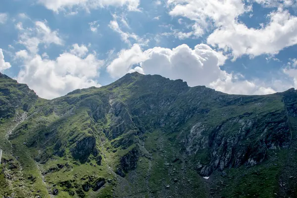 Dağları ve bulutları olan güzel bir manzara