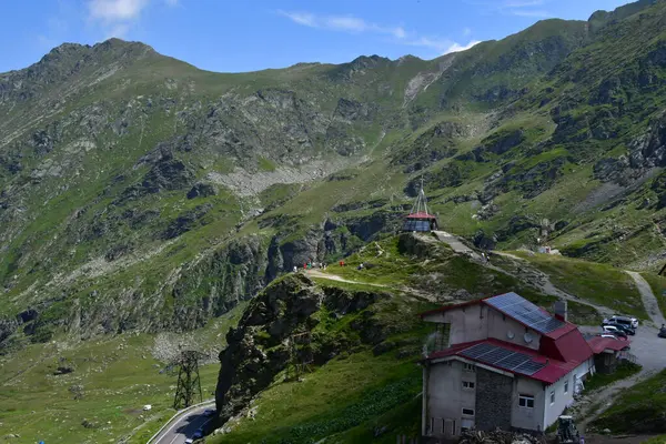 Güneşli bir günde İtalyan Alplerinin güzel manzarası