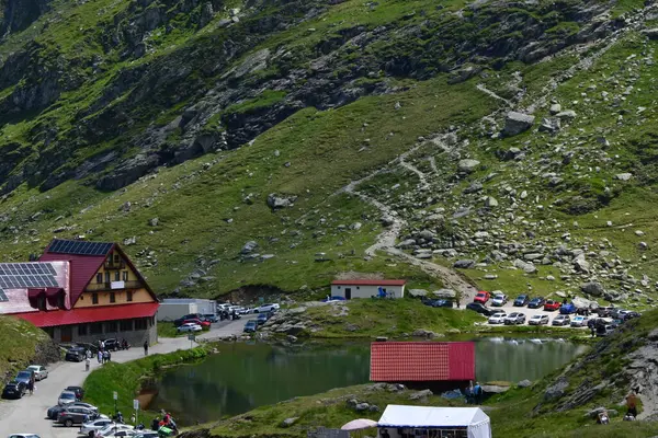 dağlarda dağ gölü