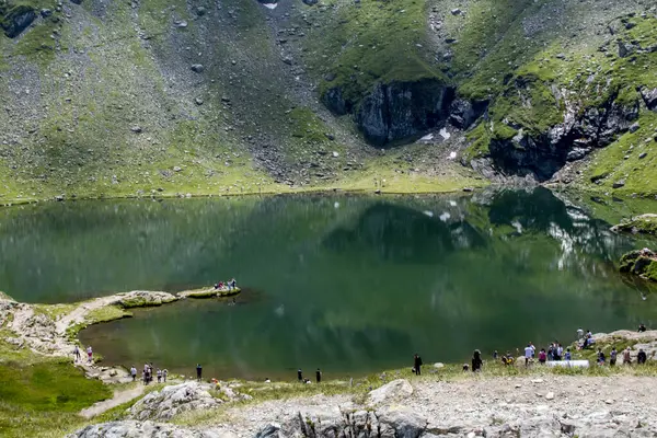 Gölü olan güzel dağ manzarası