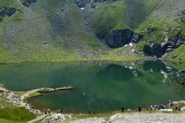 Dağlardaki güzel göl